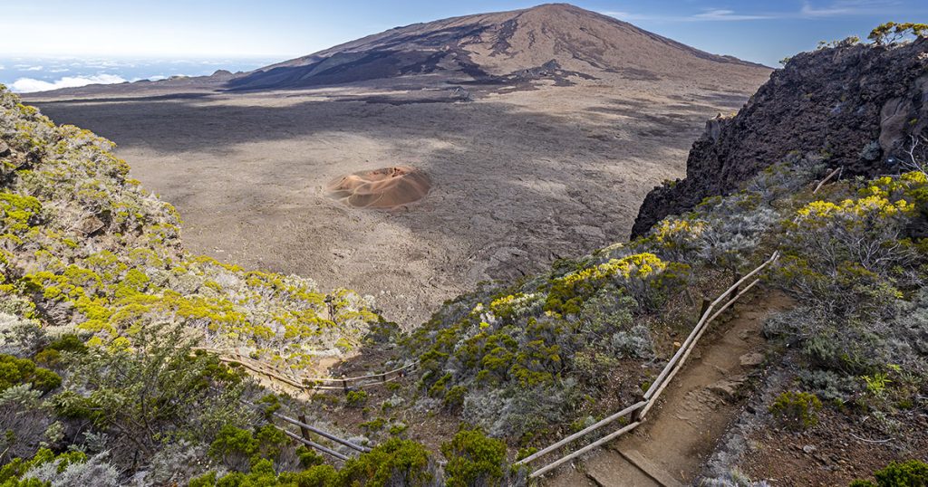randonnée sur le piton des neiges la fournaise, au pied du cratère du volcan